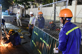 Hà Nội: Xuyên đêm gấp rút dựng 'lô cốt' trên đường Nguyễn Trãi
