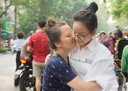 Phụ huynh ôm hôn, truyền động lực cho con thi lớp 10 