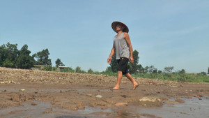 Hạ lưu hồ thủy điện Hòa Bình cạn trơ đáy, người dân có thể đi bộ qua sông Đà