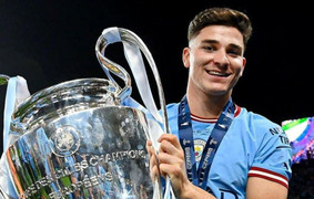 Julian Alvarez đi vào lịch sử ở tuổi 23