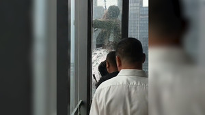 Nghẹt thở giây phút giải cứu nam công nhân treo lơ lửng ở tầng 34