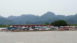 Quá tải tại bến phà, du khách có thể phải ngủ lại trên đảo Cát Bà