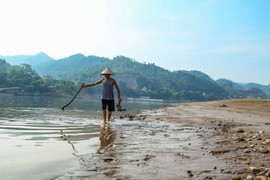 'Từ thời cha sinh mẹ đẻ, đây là lần thứ 2 tôi đi bộ được dưới đáy sông Đà'