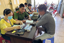 Dán 5.000 tờ quảng cáo hút hầm cầu trên cột điện mỗi đêm ở TP.HCM