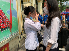 Thí sinh ôm mặt khóc nức nở và những khoảnh khắc xúc động tại thi lớp 10 Hà Nội