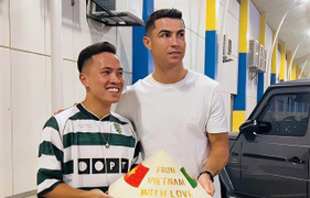 Ronaldo nhận món quà đặc biệt từ CĐV Việt Nam