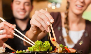 Ngồi vào mâm cơm nên gắp rau hay thịt ăn trước?