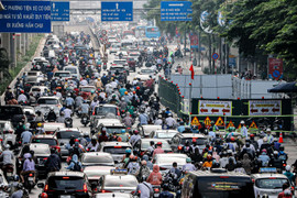 Hà Nội: Lô cốt đầu tiên vừa mọc lên, đường Nguyễn Trãi đã ùn tắc khắp lối