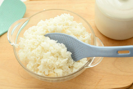 Tại sao trên muôi xới cơm lại có chấm tròn?