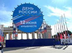 Nga tưng bừng kỷ niệm 33 năm Quốc khánh 12/6