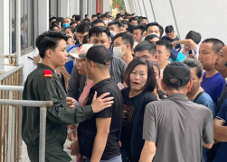 Mua vé xem đội tuyển Việt Nam: CĐV than bất tiện, dân phe đẩy giá gấp đôi