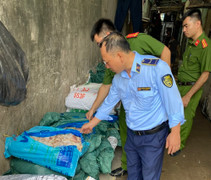 Phát hiện gần 1 tấn cánh gà không rõ nguồn gốc tại cơ sở kinh doanh ở Hà Nội