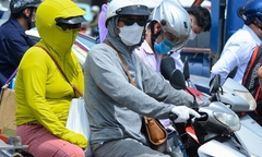 Áo chống nắng cuốn vào bánh xe máy, người phụ nữ bị chấn thương nặng
