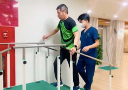 Clip NSND Công Lý run rẩy tập đi khiến khán giả xúc động