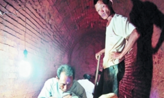 Thấy mộ cổ khi đào móng, đồ tùy táng còn nguyên nhưng hài cốt chủ nhân biến mất