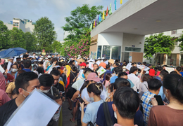 Phụ huynh xếp hàng giành suất vào lớp 1: Sẽ điều chỉnh phương thức tuyển sinh