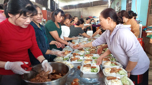 Dân nấu cơm tiếp sức lực lượng truy bắt nhóm tấn công trụ sở UBND xã ở Đắk Lắk