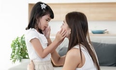 Cách cha mẹ có thể dạy con biết nhận lỗi và xin lỗi