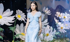 Mẫu nhí Minh Anh khoe vẻ đẹp ngọt ngào như nàng thơ trên sàn diễn lớn