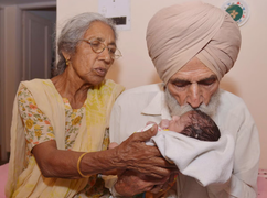 10 phụ nữ sinh con thành công ở tuổi hơn 60