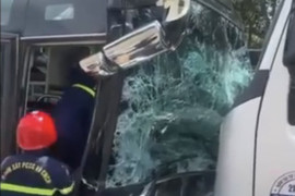 Xe tải đấu đầu xe khách chở 24 người trên quốc lộ ở Thừa Thiên - Huế