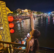 Thái Y Lâm diện áo dài, tắm biển ở Hội An