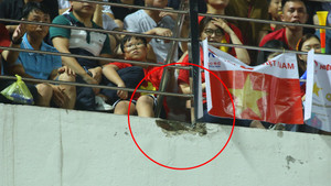 Mảnh bê tông rơi trúng CĐV trên sân Lạch Tray giữa trận đấu của tuyển Việt Nam