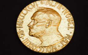 Ly kỳ câu chuyện hòa tan huy chương vàng Nobel để qua mặt Đức Quốc xã