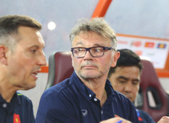 HLV Troussier không họp báo sau trận tuyển Việt Nam thắng Hong Kong