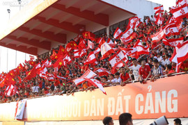Sân Lạch Tray rợp sắc đỏ đón đội tuyển Việt Nam