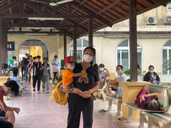 Người già, trẻ nhỏ vật vã đi khám trong thời tiết nắng nóng