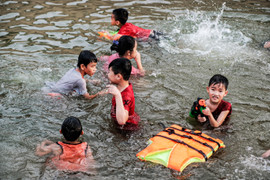 Đoạn mương dài gần 10km trở thành nơi giải nhiệt cho trẻ em Hà Nội