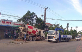 Xe bồn nổ lốp tông gãy trụ trạm biến áp, nhiều hộ dân ở Huế bị mất điện