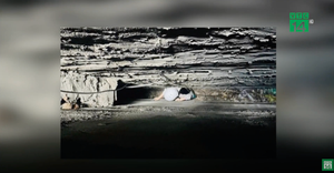 30 phút nghẹt thở cứu người phụ nữ kẹt ở khe tường