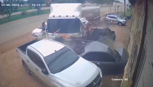 Xe chở dầu mất kiểm soát tông hàng loạt ô tô đỗ bên đường