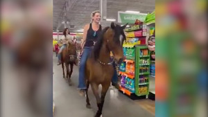Cô gái cưỡi ngựa xông vào siêu thị mua hàng