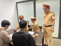 Xử phạt 2 thanh niên phóng xe vào làn ô tô, vượt đèn đỏ dẫn đường xe cứu thương