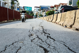 Mặt đường Âu Cơ nứt toác, người dân Hà Nội khổ sở khi đi lại