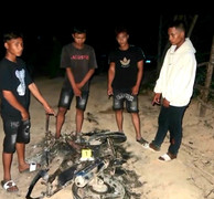 Trộm xe xong không mở được khóa, đạo chích đốt luôn xe