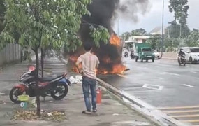 Xe container bốc cháy trơ khung trên đường ở Bình Dương