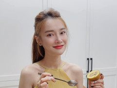 Mang bầu lần 2, Nhã Phương lộ vóc dáng gầy gò