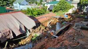 Sạt lở đất đá ở Lâm Đồng vùi lấp 2 vợ chồng trong căn nhà