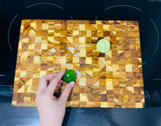 Thớt mới mua về nên làm gì trước khi sử dụng?