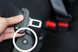 Tác dụng của nút nhựa đính trên dây an toàn ô tô không phải ai cũng biết