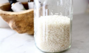 Tại sao nên để một lọ gạo trong tủ quần áo?