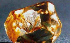 Cuốc đất nhặt được hòn đá óng ánh, cô gái không ngờ nó trị giá 3.300 tỷ đồng