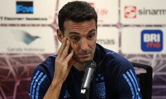 HLV Argentina nổi cáu, đòi thay phiên dịch của chủ nhà Indonesia