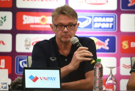 HLV Troussier: Đội tuyển Việt Nam phải vượt khỏi tầm Đông Nam Á