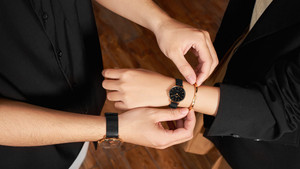 Đeo đồng hồ tay trái hay tay phải để vừa đẹp, vừa hút tài lộc?