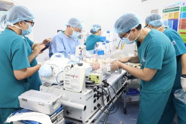 Hai bệnh viện cứu trẻ sơ sinh có bướu cổ khổng lồ